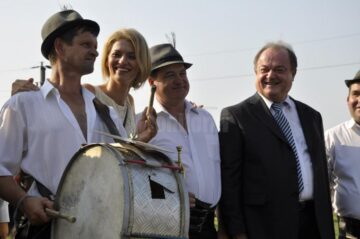 Gorghiu și Blaga s-au recules la mormântul lui Ștefan cel Mare de la Putna