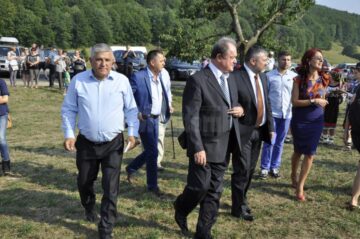 Gorghiu și Blaga s-au recules la mormântul lui Ștefan cel Mare de la Putna