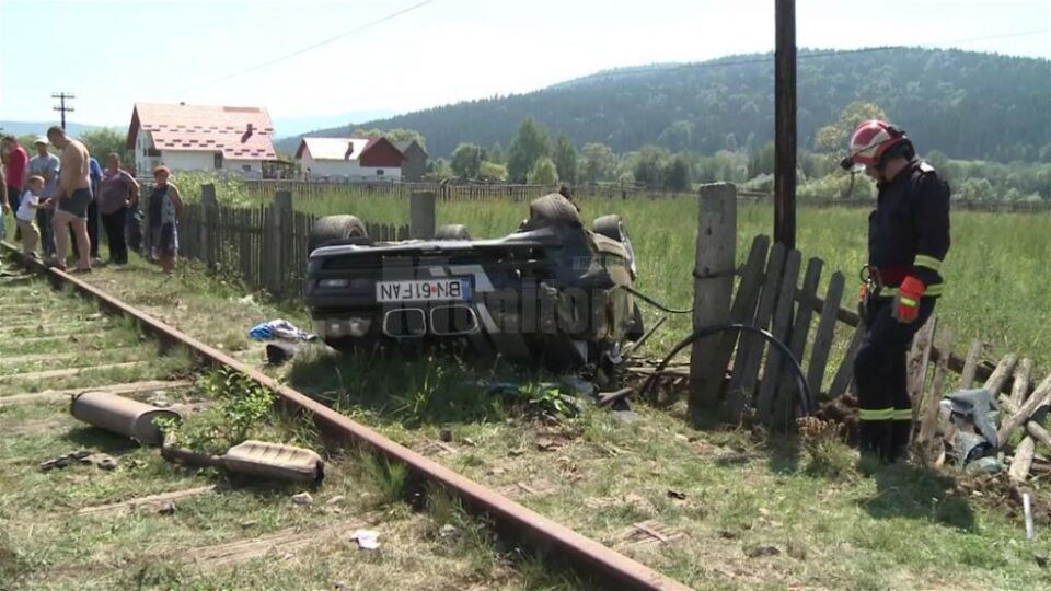 Trei tineri au scăpat ca prin minune, după ce BMW-ul în care se aflau s-a răsturnat de mai multe ori