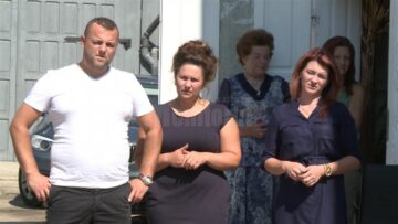 Rude și vecini s-au adunat la locuința afaceristului pentru a-i lua apărarea acestuia