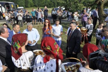 Gorghiu și Blaga s-au recules la mormântul lui Ștefan cel Mare de la Putna