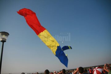 Steag de 500 de metri pătrați, purtat pe cerul Sucevei