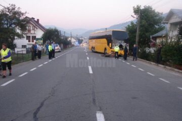 În urma impactului, tânărul de la volanul autocarului nu a mai avut nici o șansă, decedând pe loc