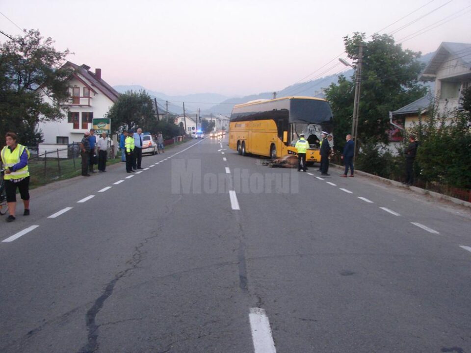 În urma impactului, tânărul de la volanul autocarului nu a mai avut nici o șansă, decedând pe loc