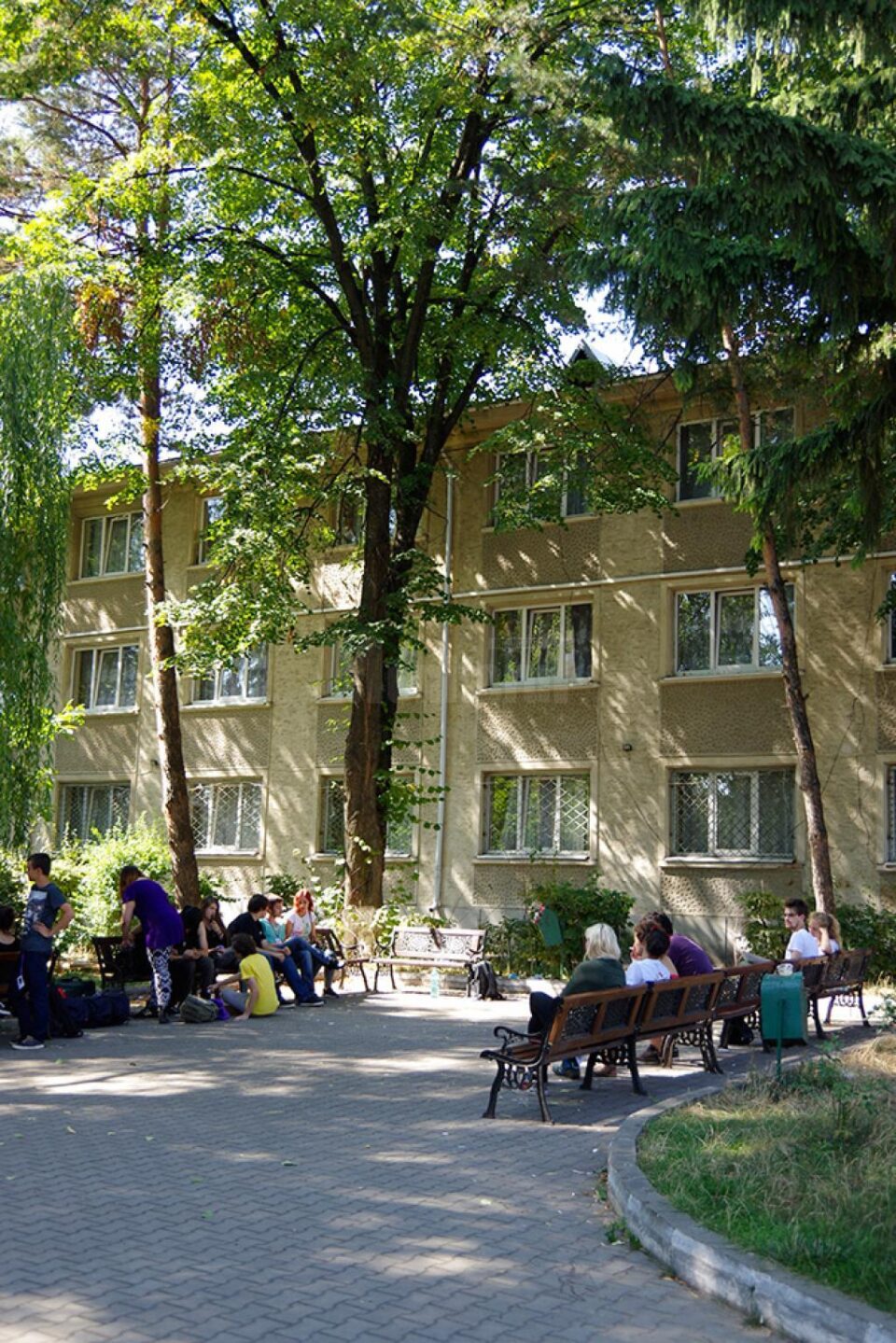 Tânărul a căzut pe geam de la etajul I al căminului Colegiului Național ”Petru Rareș” din Suceava Tânărul a căzut pe geam de la etajul I al căminului Colegiului Național ”Petru Rareș” din Suceava