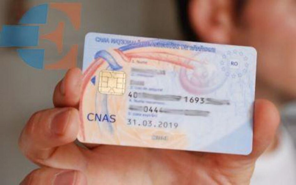 Consultațiile medicale gratuite, medicamentele compensate și gratuite și spitalizarea pacienților asigurați necesită prezentarea cardului de sănătate. Foto: mrini.ro Consultațiile medicale gratuite, medicamentele compensate și gratuite și spitalizarea pacienților asigurați necesită prezentarea cardului de sănătate. Foto: mrini.ro