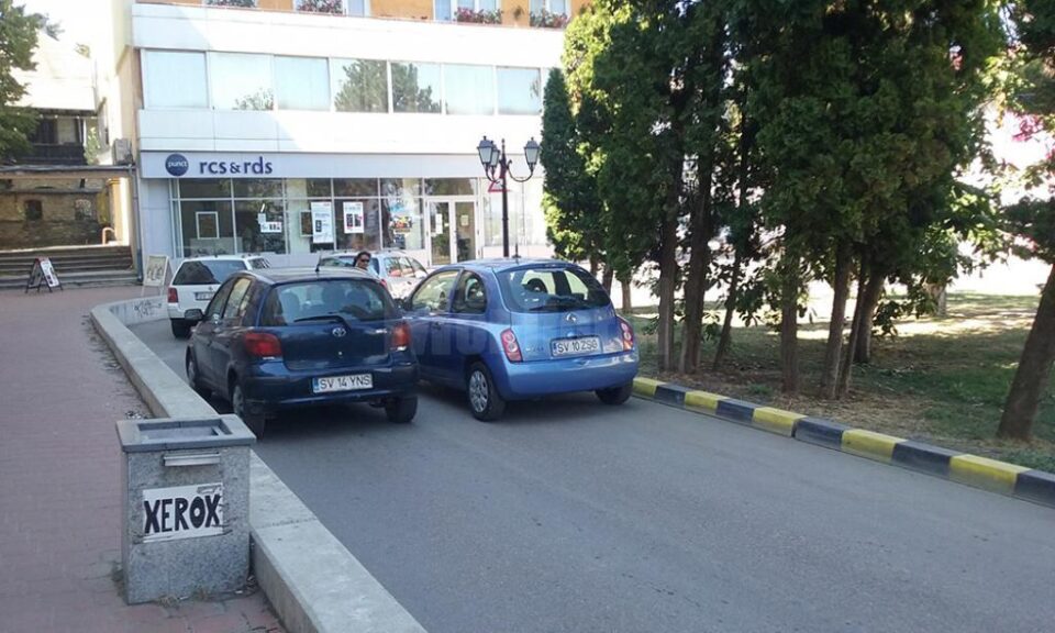 Autoturismul marca Nissan Micra care incomoda circulația pe strada Străpungerii