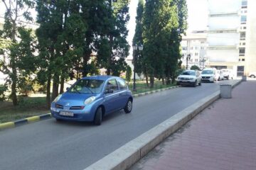 Autoturismul marca Nissan Micra care incomoda circulația pe strada Străpungerii