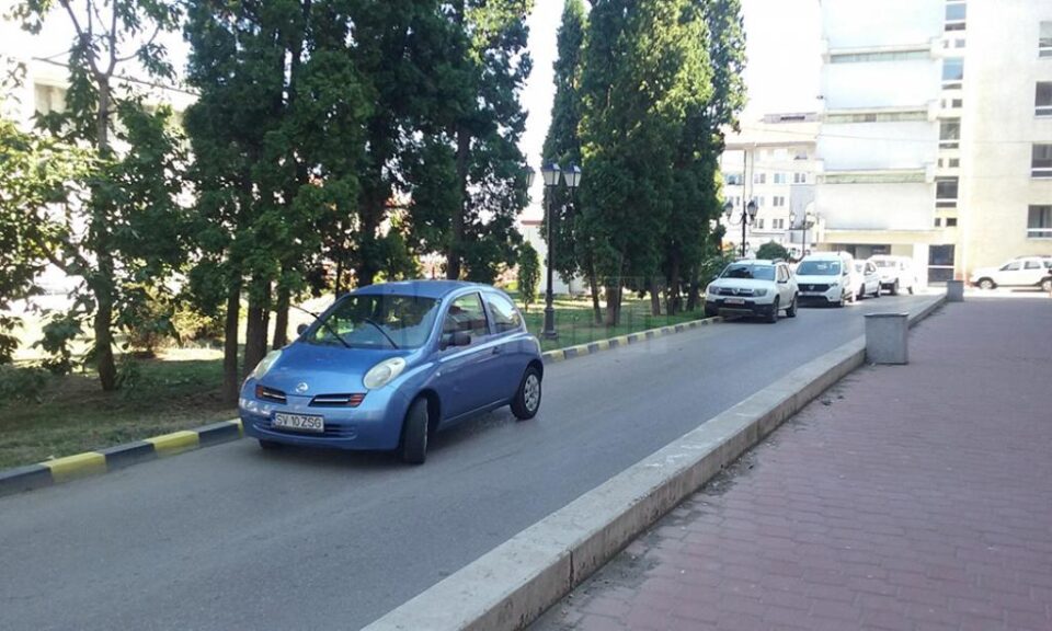 Autoturismul marca Nissan Micra care incomoda circulația pe strada Străpungerii