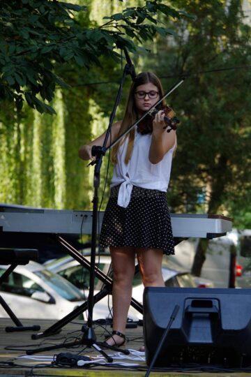 Prin suita de recitaluri, tinerii de la Colegiul de Artă au lansat marți o invitație sucevenilor melomani de a lua parte la spectacolul din seara asta - „Simfonii de toamnă”