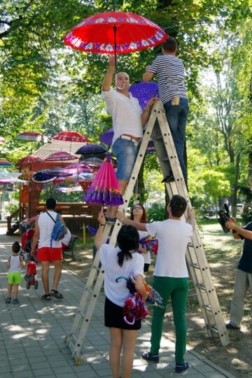 Parcul central a prins culoare