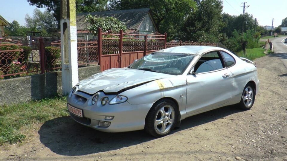 Autoturismul care s-a răsturnat la Bădeuți-Milișăuți