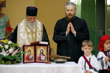 Slujba a fost oficiată de ÎPS Pimen, Arhiepiscopul Sucevei și Rădăuților, și preotul Vartolomeu Chira, de la Mănăstirea Sf. Ioan cel Nou