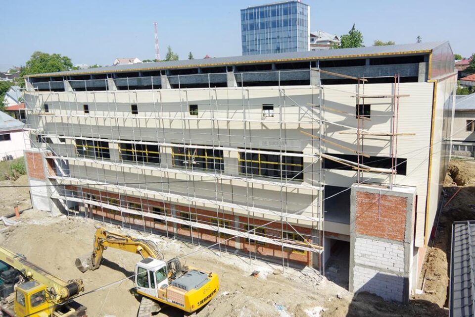 Lucrările de construire a noii săli de sport a Colegiul Național „Ștefan cel Mare” Suceava au avansat vizibil Lucrările de construire a noii săli de sport a Colegiul Național „Ștefan cel Mare” Suceava au avansat vizibil