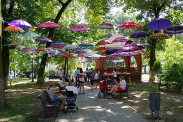 Parcul central a prins culoare