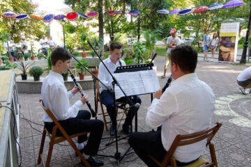 Prin suita de recitaluri, tinerii de la Colegiul de Artă au lansat marți o invitație sucevenilor melomani de a lua parte la spectacolul din seara asta - „Simfonii de toamnă”