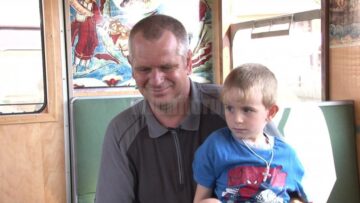 Georg Hocevar și fiul său, în prima cursă cu noul vagon