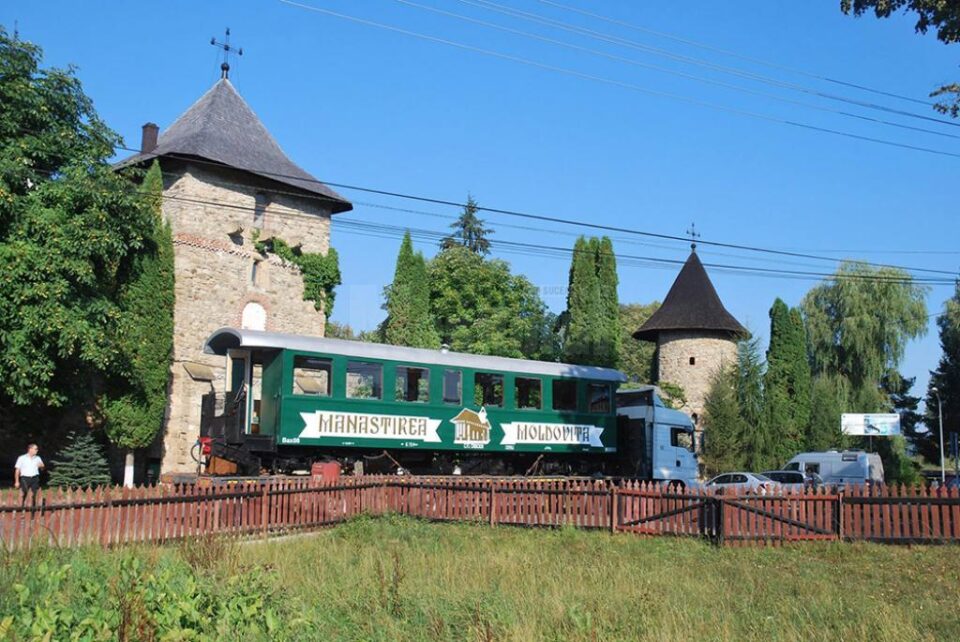 Noul vagon, sfințit la mănăstire