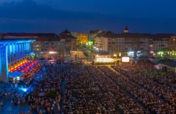 Aproape 6.000 de suceveni s-au bucurat de o seară unică, cu muzică de calitate, lasere și artificii, în centrul Sucevei