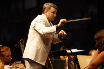 Aproape 6.000 de suceveni s-au bucurat de o seară unică, cu muzică de calitate, lasere și artificii, în centrul Sucevei