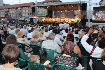Aproape 6.000 de suceveni s-au bucurat de o seară unică, cu muzică de calitate, lasere și artificii, în centrul Sucevei