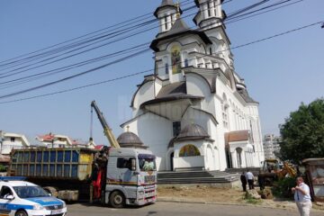 Operațiunea de desființare a împrejmuirii de șantier au început de ieri