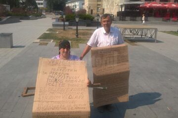 Maria Cherar, care se deplasează într-un scaun cu rotile, și concubinul său, Mihai Pușcașu, au afișat mesaje prin care cer să li se facă dreptate și acuză un polițist pentru faptul că ancheta a stagnat foarte mult timp