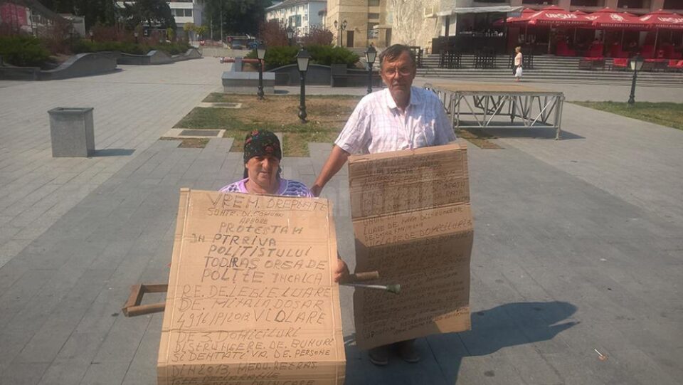 Maria Cherar, care se deplasează într-un scaun cu rotile, și concubinul său, Mihai Pușcașu, au afișat mesaje prin care cer să li se facă dreptate și acuză un polițist pentru faptul că ancheta a stagnat foarte mult timp
