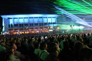 Aproape 6.000 de suceveni s-au bucurat de o seară unică, cu muzică de calitate, lasere și artificii, în centrul Sucevei