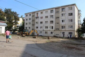 În cartierul Burdujeni, pe terenul din fața magazinului Penny Market, va fi amenajat cel mai mare spațiu de joacă din cele șase pe care le reface acum integral Primăria Suceava