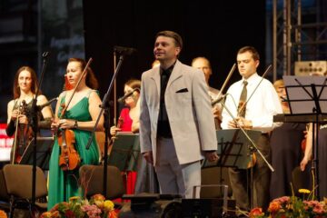 Aproape 6.000 de suceveni s-au bucurat de o seară unică, cu muzică de calitate, lasere și artificii, în centrul Sucevei