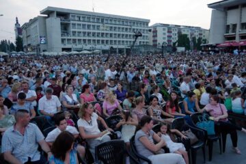 Aproape 6.000 de suceveni s-au bucurat de o seară unică, cu muzică de calitate, lasere și artificii, în centrul Sucevei