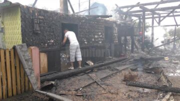 Un incendiu urmat de două explozii a provocat pagube în trei gospodării