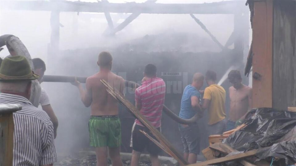 În jur de 30 de localnici au dat o mână de ajutor pompierilor