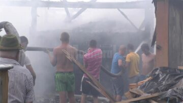 În jur de 30 de localnici au dat o mână de ajutor pompierilor
