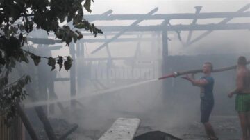 Un incendiu urmat de două explozii a provocat pagube în trei gospodării