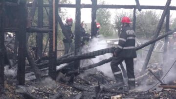 Un incendiu urmat de două explozii a provocat pagube în trei gospodării