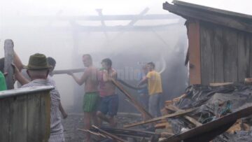 Un incendiu urmat de două explozii a provocat pagube în trei gospodării