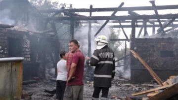 Un incendiu urmat de două explozii a provocat pagube în trei gospodării