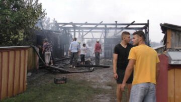 Un incendiu urmat de două explozii a provocat pagube în trei gospodării