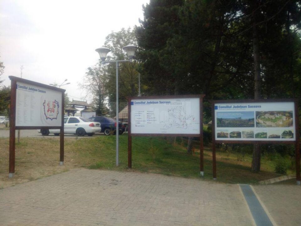 Consiliul Județean Suceava a instalat, ieri, noi panouri publicitare și de informare turistică la Cetatea de Scaun a Sucevei Consiliul Județean Suceava a instalat, ieri, noi panouri publicitare și de informare turistică la Cetatea de Scaun a Sucevei