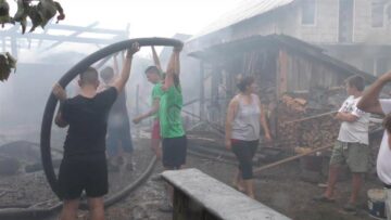 Un incendiu urmat de două explozii a provocat pagube în trei gospodării