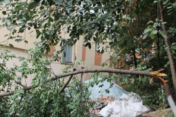 Mormane uriașe de moloz, abandonate de luni de zile, între blocul A8 și pub-ul La Fierarie