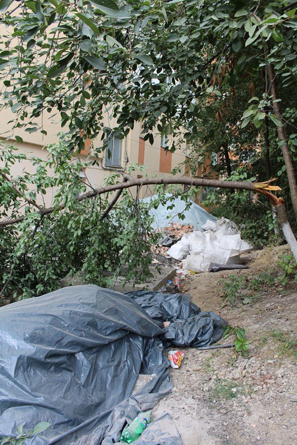 Mormane uriașe de moloz, abandonate de luni de zile, între blocul A8 și pub-ul La Fierarie