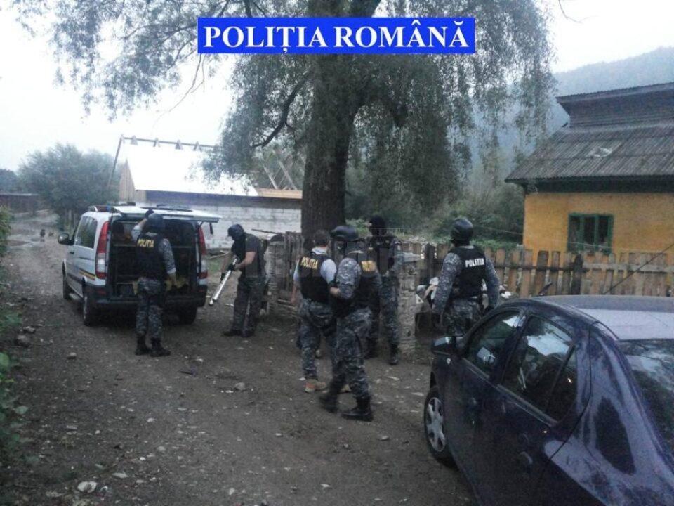 Percheziții pentru găsirea a trei bărbați implicați într-un scandal