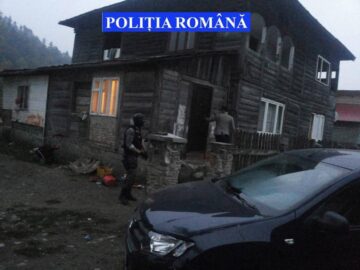Polițiști de la Serviciul de Investigații Criminale – IPJ Suceava, Poliția orașului Gura Humorului și luptători din cadrul Serviciului de Acțiuni Speciale au efectuat patru percheziții domiciliare