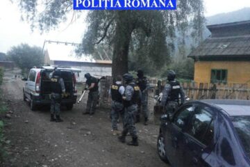 Polițiști de la Serviciul de Investigații Criminale – IPJ Suceava, Poliția orașului Gura Humorului și luptători din cadrul Serviciului de Acțiuni Speciale au efectuat patru percheziții domiciliare