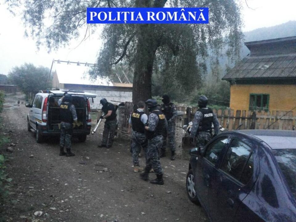 Polițiști de la Serviciul de Investigații Criminale – IPJ Suceava, Poliția orașului Gura Humorului și luptători din cadrul Serviciului de Acțiuni Speciale au efectuat patru percheziții domiciliare