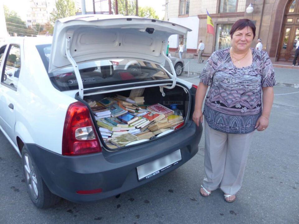Cărțile au fost duse și predate la Chișinău Mariei Roibu, directoarea Liceului Teoretic „Alexandru cel Bun”