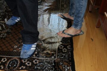 Pachetul din locuință, îmbibat cu apa care ajungea deja până la glezne